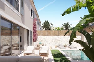 Piscine privée avec palmiers, terrasse couverte et jardin paysager derrière une maison à Palma