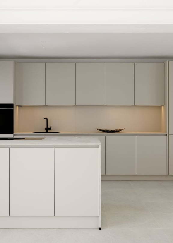 Cocina taupe mate con isla central, encimeras de piedra compuesta y grifería negra vista a través de una abertura blanca