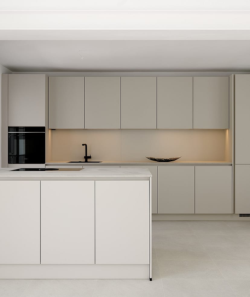 Cocina taupe mate con isla central, encimeras de piedra compuesta y grifería negra vista a través de una abertura blanca